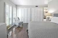 Renovated, Ground Level, 2 Br 2 BA, WiFi, Cable, Pool. 4 Individuals Max.