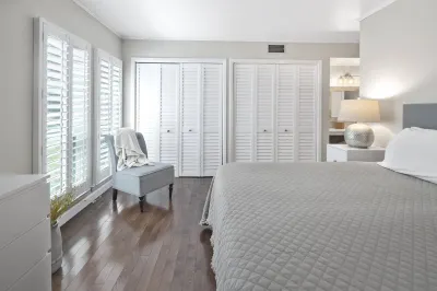 Welcome! Renovated, Ground Level, 2 BR 2 BA, WiFi, Cable, Pool. Hotel dekat The Cardinal Park, Motel & Recreation Center