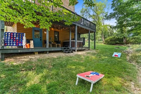 5BR Private Mountain Game Cabin! Hot Tub, Fire Pit Отели рядом с достопримечательностью «Массанаттен Индур Уотерпарк»