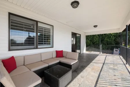 Beautiful View on Balcony Family Retreat Отели рядом с достопримечательностью «Парк Стейджкоч Кроссинг Смол»