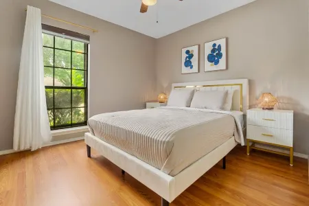 Spacious Master King Bed  Suite, & Fast wi-fi, Mins to Convention Center Отели в г. Аллен