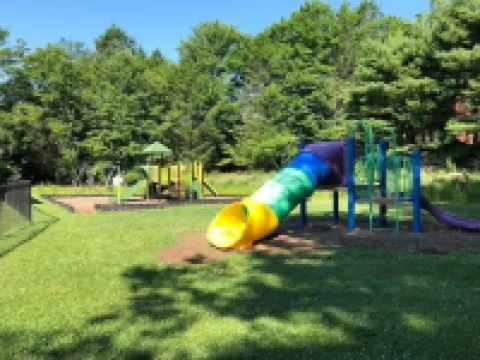 Welcome to Serenity Woods 萊克酒店