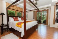 Sunset Suite - Luxury Studio in tropical gardens with koi ponds, waterfalls - プール