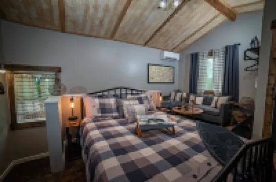 The Not SO “Tiny” Couple’s Cabin. 5 Minutes to Downtown with Hot Tub & Fire Pit