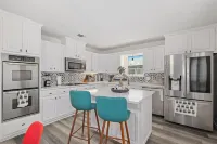 Newly remodeled 5BR 3BA w/pool up to 16 ppl