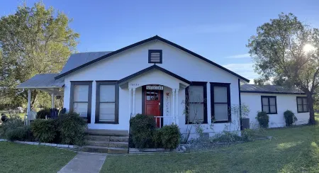 El Castell + El Castellito - on the Llano River (Sleeps 26+)