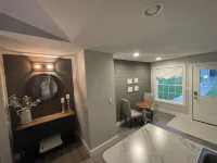 Simply Charming Nest-Nearly brand new, central, super clean, well appointed.