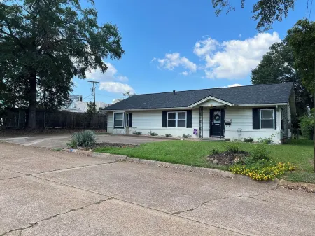 Walk to Sfa,  Centrally Located 3 Bedroom in Historic Pecan Street Neighborhood