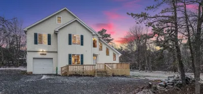 5 min to the lake, Private Hot Tub, Fire Pit, Game Room, Fireplace PetFriendly