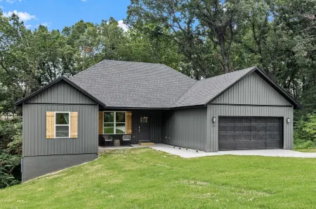 Entire Home w/Kitchen & Grill Near Trails in Bella Vista