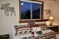 Yellowstone Northern Views -- Gorgeous Home. One mile to Yellowstone! Hotels in Gardiner