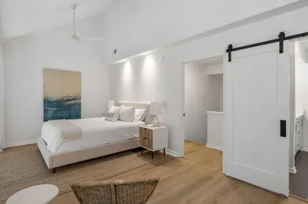 Newly Renovated Top Floor High Hammock Villa! Golf Views & Close to Everything!