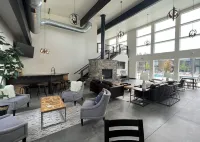 Clubhouse Pool + Hot Tub, 5 Mins to City Beach & DT WF, 35 Mins. to Glacier Park