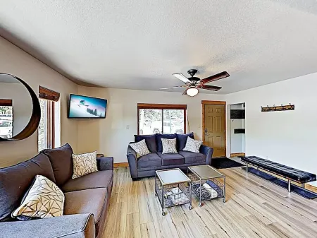 Remodeled 2 Bedroom Downtown Condo sleeps 6!