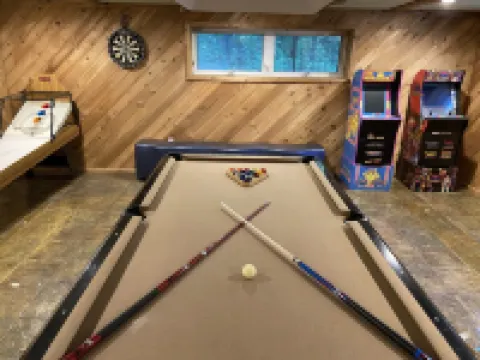 Giant chalet with private lake access. Hot tub. pet friendly. ultimate game room