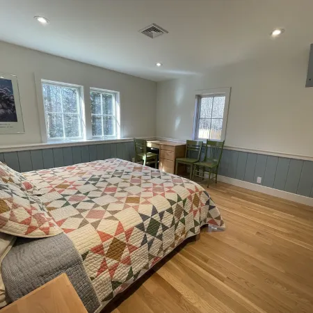 Beautiful farmhouse with hiking trails/kayaking. 5 minutes to town or ocean!