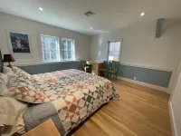 Beautiful farmhouse with hiking trails/kayaking. 5 minutes to town or ocean!