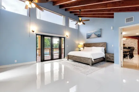 Majestic Home 7 Bedroom w/ Heated Pool, Massive Yard & Driveway