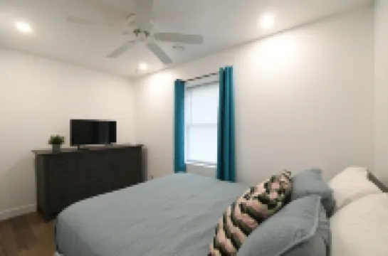 Holiday House! Fully Renovated House, Minutes to EVERYTHING, Pet Friendly!