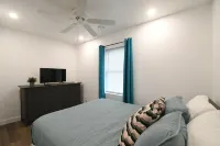 Holiday House! Fully Renovated House, Minutes to EVERYTHING, Pet Friendly! Hotels near Gardena Park