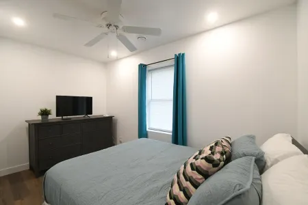 Holiday House! Fully Renovated House, Minutes to EVERYTHING, Pet Friendly!