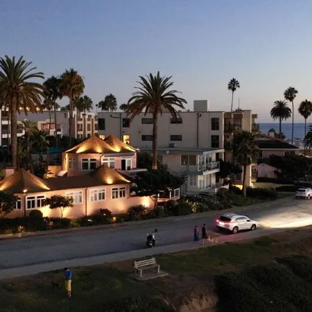 Oceanfront Landmark House Downstair Next to the Beach Panoramic Ocean Views!