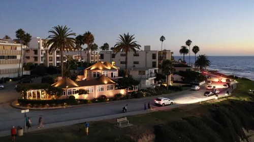 Iconic House an Upper Stair Room Next to the Beach - Panoramic Coastal Views!