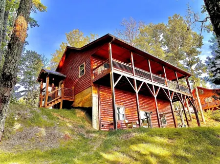 Amazing Mountain Views at the 2-Story Highland Hideaway