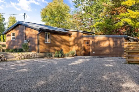 Just Outside Traverse City Hot Tub King Bed Fire Place Full Kitchen Pet Friendly