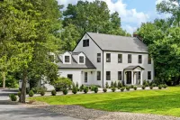 Estate 5Br 3.5Bath with Igloo, Game Rm, Fire Pit Sleeps 16- 5Min Princeton Dwtn Hotel dekat Princeton University Art Museum