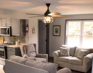 Hot Tub - Minutes from Winetrail, SIU, Giant City, Cedar Lake, Shawnee Forest!