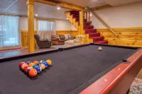 Mt Washington Valley Fall Getaway with Game Room and Deck! 바틀릿 호텔