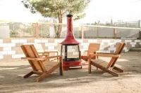 The Mustard Door: 10mins to Park |Fire pit | AC Hotels near The Joshua Tree Art Gallery (JTAG)