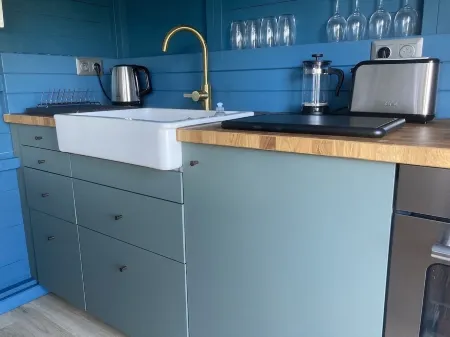 Luxury Shepherd's Hut near the beach