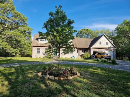 Chappaquiddick retreat-outdoor shower, hot-tub, decks, central AC-close to beach Отели в г. Эдгартаун