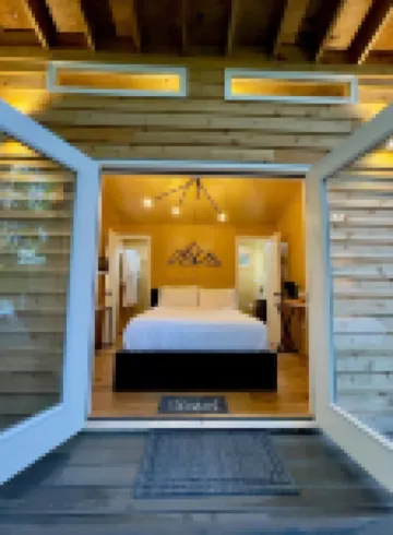 Secluded 34 Acres •Luxury Mountain Tiny Home with Treehouse Bedroom• Hot Tub