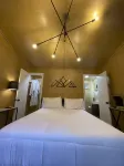 Secluded 34 Acres •Luxury Mountain Tiny Home with Treehouse Bedroom• Hot Tub