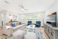 Coastal Cottage 5 minutes to Mercato and Vanderbilt Beach - New Pool + Hot Tub