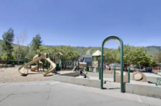 Best Deal in PC! - 2 Blks to PC Mtn Resort-4 Blks to Main Street- Hot Tub!