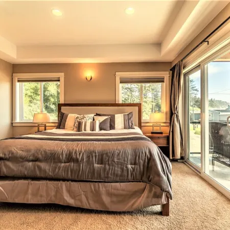 Elevator, Master Suites, Jacuzzi's - steps to the Beach!