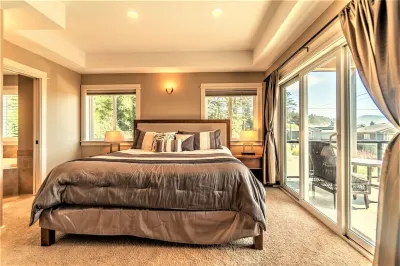 Elevator, Master Suites, Jacuzzi's -  steps to the Beach!