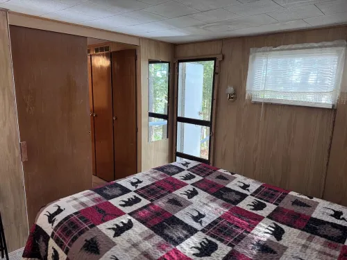 Peaceful Lakefront Cabin at Woodslands on the Lake with Shared Beachfront