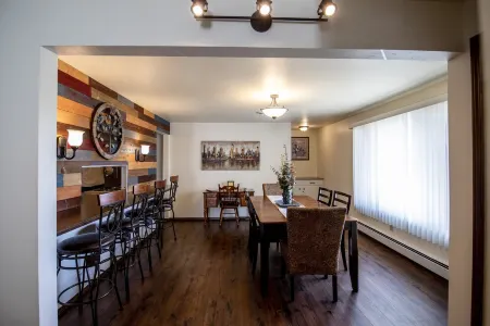 Spacious  Townhouse - 1 mile from Lambeau