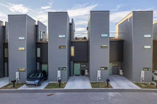 Historical Downtown, Private, Self-check-in, 1 car Parking, 1King & 1Queen beds