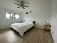 Modern King Beds/Beautiful Large yards/Long Stay/WI-FI/WFH/25 mins to Beach/FWY