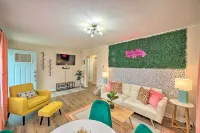 *New* < 3 Miles to Beach + Casino + Zoo + Shopping!