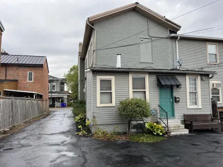 Cozy 1-bedroom in the heart of Historic Downtown Chillicothe Отели рядом с достопримечательностью «Адена Стейт Мемориал»