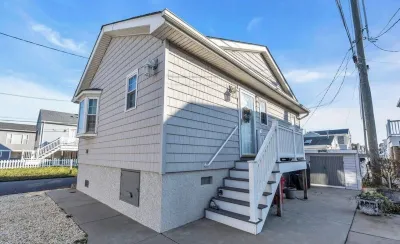 Beach bungalow that can sleep up to 6! 4 minute walk to the beach! Hôtels à proximité de : Ocean County Library