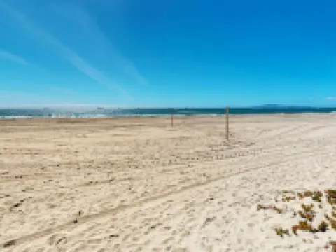 ON THE SAND! Beachfront Huntington Beach 3bd home! Walk out of house on sand!! Hotels in Sunset Beach