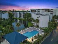 Beachside Modern Wellness Villa with Spacious Patio, Walk to the Beach Hotels in Jupiter